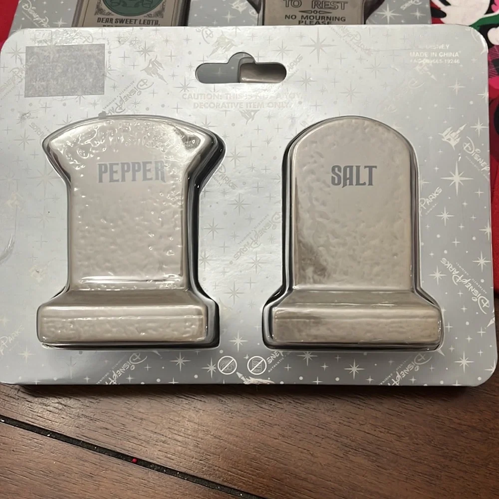 Disney parks haunted mansion salt and pepper - Picture 2 of 2